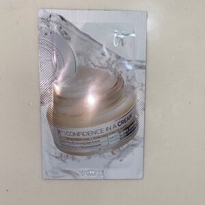 IT Cosmetics Confidence in a Cream - Silver and White